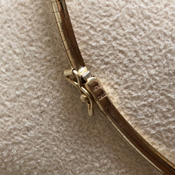 GOLD OMEGA NECKLACE - Picture 7 of 13